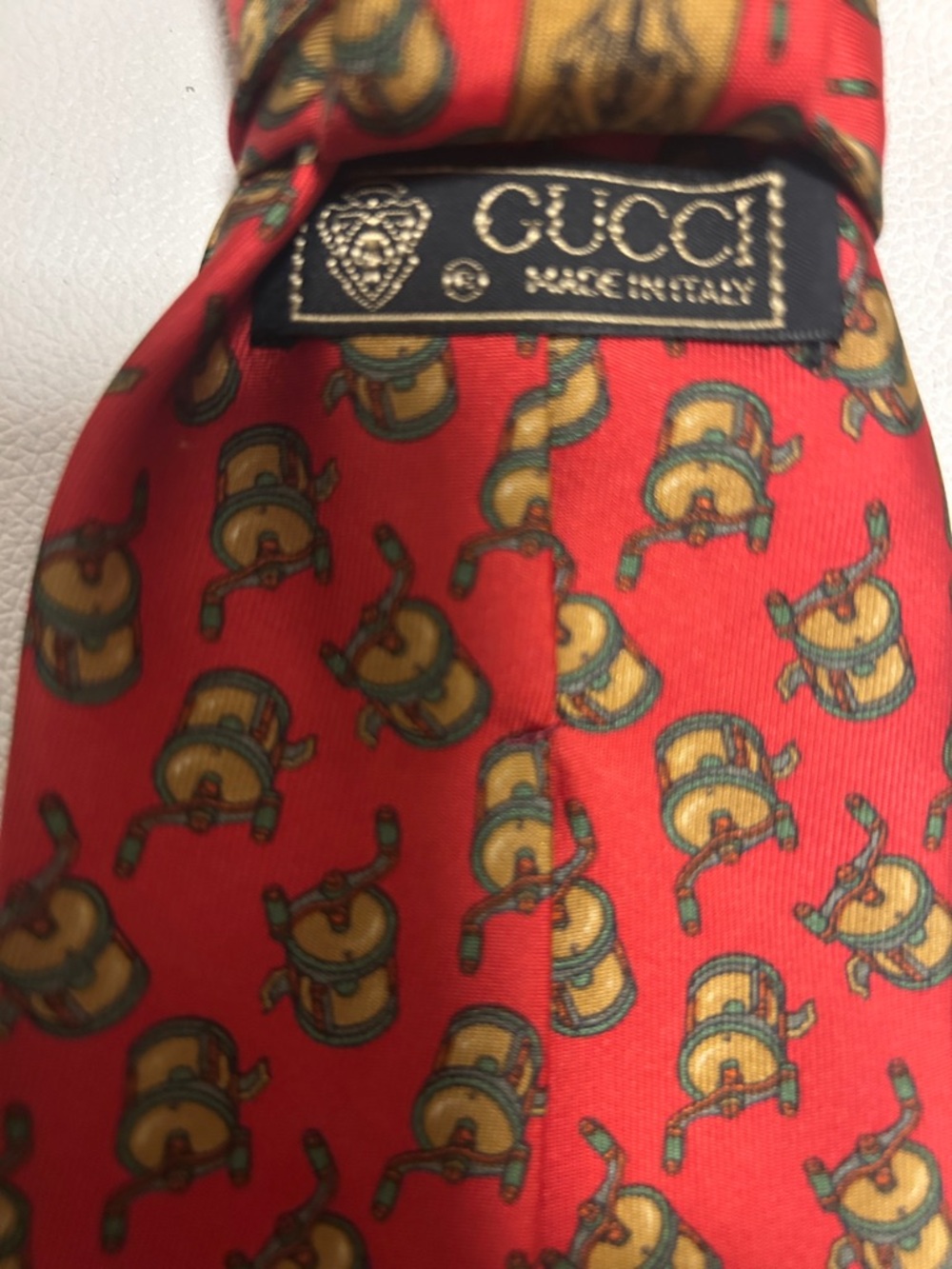 GUCCI Red Patterned Necktie with LOVE Pin - Picture 3 of 14